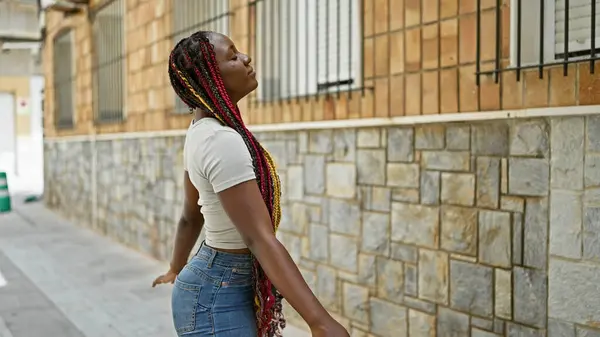 Saçları Örülü Güzel Afro Amerikalı Kadın Güneşli Bir Caddede Duruyor — Stok fotoğraf