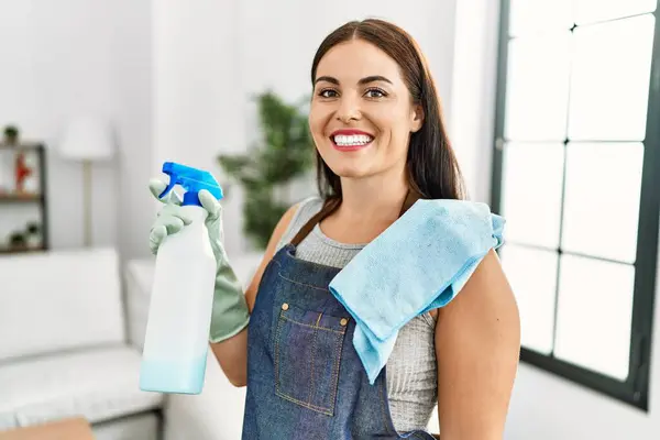 Young Beautiful Hispanic Woman Smiling Confident Holding Diffuser Home — ストック写真