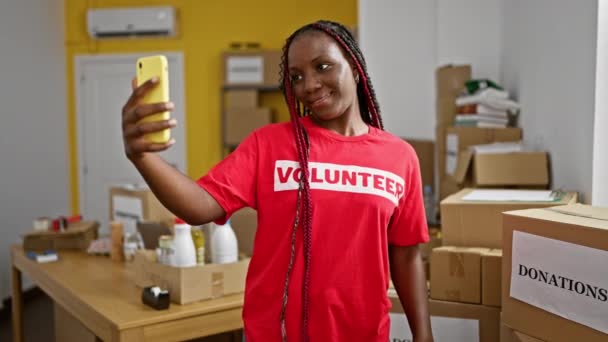 Gönüllü Üniformalı Afro Amerikalı Bir Kadın Bir Hayır Kurumunda Kapalı — Stok video