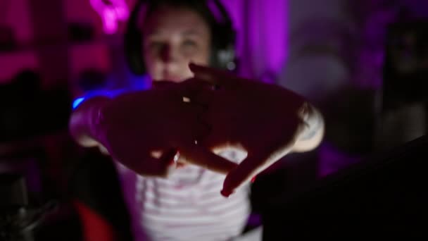 Soustředěná Žena Užívá Hraní Sluchátky Barevném Neonovém Pokoji Noci — Stock video