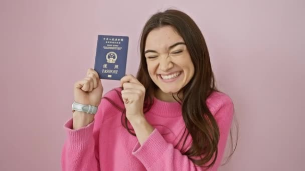 Χαρούμενη Νεαρή Ισπανίδα Γυναίκα Που Επιδεικνύει Διαβατήριο Χονγκ Κονγκ Ψάχνει — Αρχείο Βίντεο