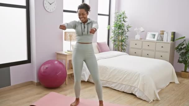 Mujer Afroamericana Haciendo Ejercicio Interiores Dormitorio Traje Fitness — Vídeos de Stock