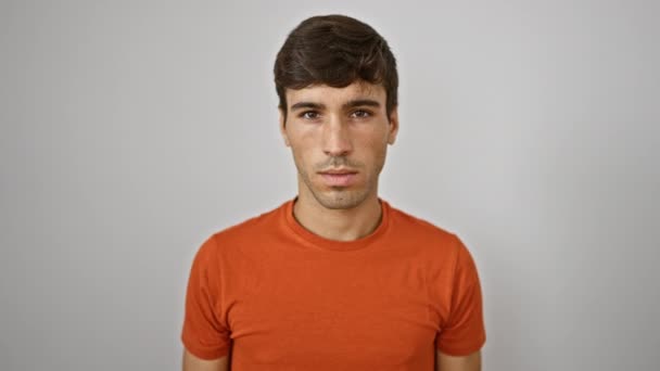 Ωραίο Πορτραίτο Ενός Νεαρού Ισπανού Που Κάνει Χειρονομίες Σημάδι Αρνητικού — Αρχείο Βίντεο