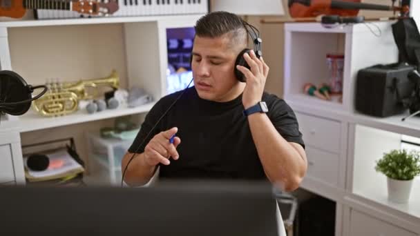Tehetséges Fiatal Latin Zenész Aki Lelkes Dal Készítésével Foglalatoskodott Otthonos — Stock videók