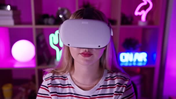 Ung Kvinna Som Håller Headset Neon Lit Spelrum Porträttera Modern — Stockvideo