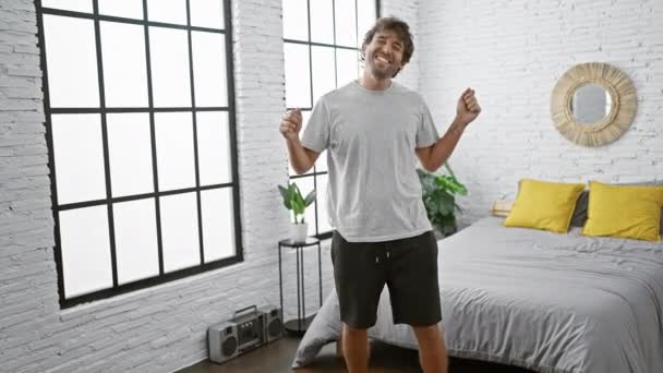 Hombre Feliz Bailando Solo Dormitorio Moderno Con Una Pared Ladrillo — Vídeos de Stock