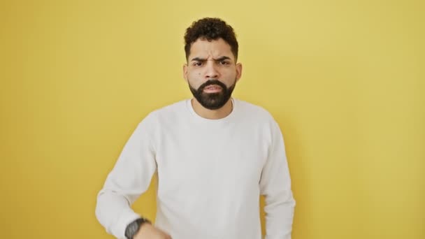 Kızgın Genç Adam Sinirli Öfkeli Yüzünde Hoşnutsuzlukla Sana Bakıyor Sarı — Stok video