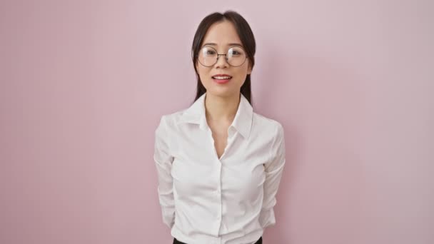 アップビート 自信を持って メガネを持つ幸運な若い中国の女性は 幸せにクールで楽しい笑顔 ピンクの背景 — ストック動画