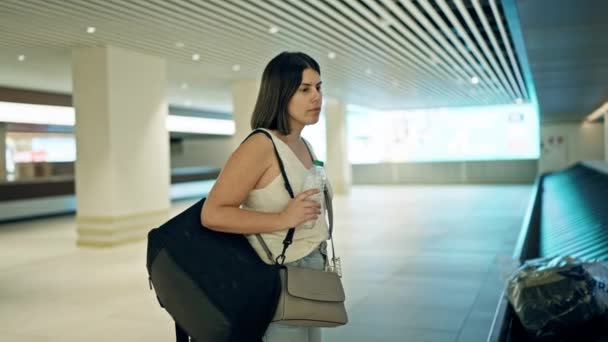 在机场 年轻美丽的他的惊慌失措的女人从行李传送带提包 — 图库视频影像
