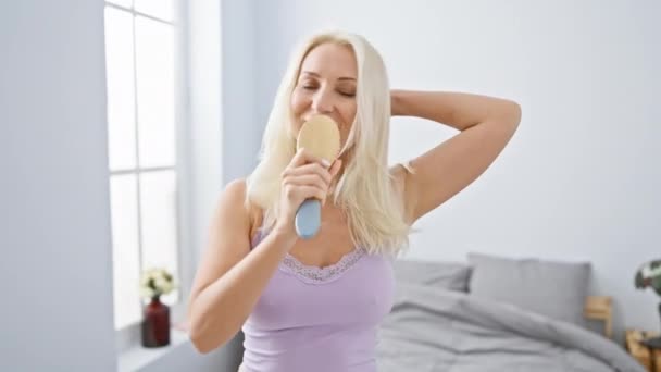 Attraktive Junge Blonde Frau Lächelt Singt Selbstbewusst Morgenlied Schlafanzug Und — Stockvideo