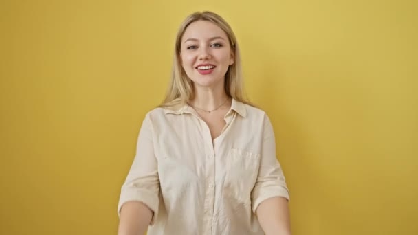 Mujer Rubia Joven Emocionada Grita Alegría Pie Victoriosamente Celebrando Éxito — Vídeo de stock