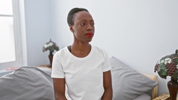 一个愤怒的非洲裔美国女人躺在卧室里 一副沮丧 愤怒和愤怒的画像 — 图库视频影像