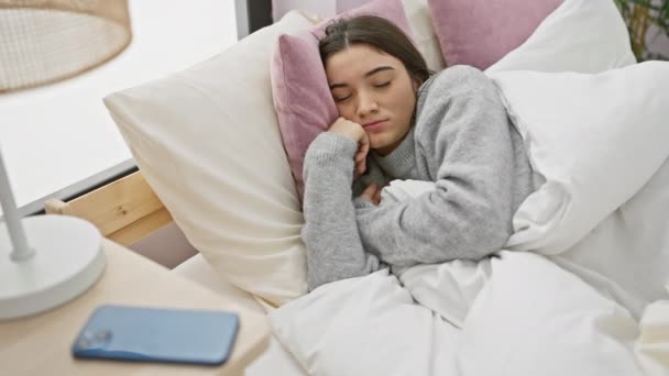 Młoda Latynoska Kobieta Łóżku Smartfonem Przytulne Wnętrze Sypialni Rejestrujące Chwile — Wideo stockowe