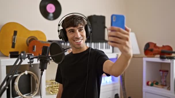 Привлекательный Молодой Латиноамериканец Профессиональный Музыкант Улыбающийся Делая Автопортрет Своим Смартфоном — стоковое видео