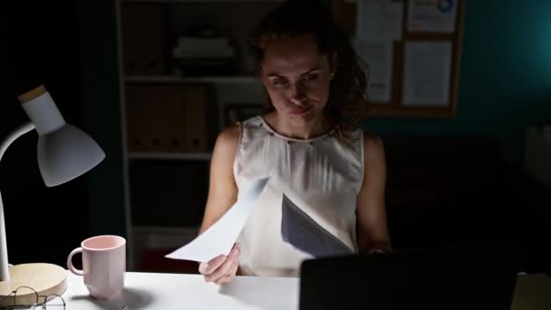 Απογοητευμένη Νεαρή Γυναίκα Σκορπίζει Χαρτιά Ένα Σκοτεινό Γραφείο Ενώ Εργάζεται — Αρχείο Βίντεο