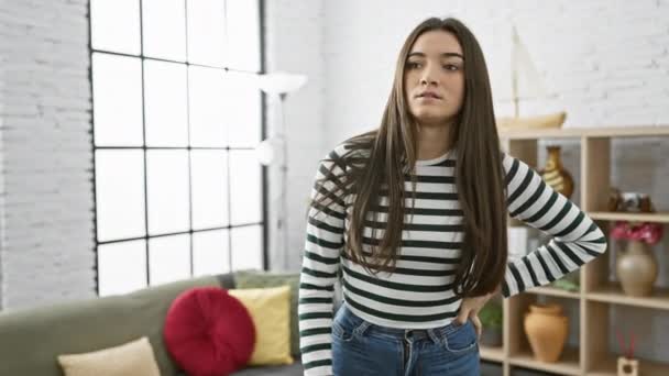 Hispanic Tonåring Står Ett Elegant Vardagsrum Bär Randig Skjorta Och — Stockvideo