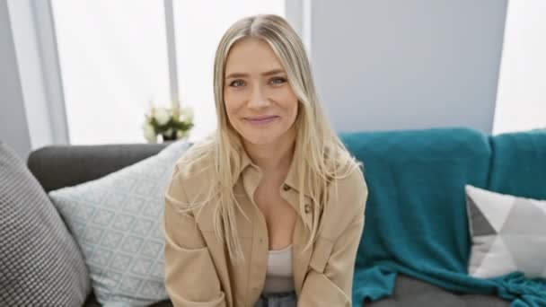 Fröhliche Blonde Frau Die Die Freude Hause Genießt Selbstbewusstes Lächeln — Stockvideo