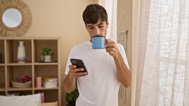 Hezký Mladý Hispánec Sebevědomě Psal Smartphone Vychutnává Ranní Kávu Doma — Stock video