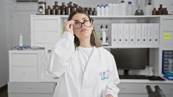 自信的女科学家 戴着眼镜站在实验室里 描绘专业精神和专门知识 — 图库视频影像
