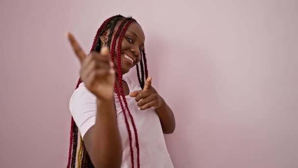 Mulher Americana Africana Alegre Apontando Dedos Para Câmera Sobre Fundo — Vídeo de Stock