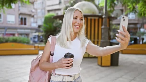 Glädjande Ung Blond Kvinna Tryggt Njuta Sitt Varma Kaffe Samtidigt — Stockvideo