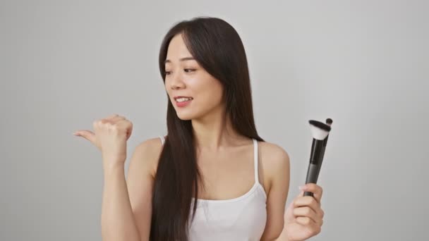 Vreugdevolle Jonge Chinese Vrouw Toont Vol Vertrouwen Haar Make Borstels — Stockvideo