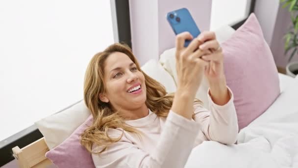 Mujer Feliz Usando Teléfono Inteligente Dormitorio Exudando Vibraciones Estilo Vida — Vídeo de stock