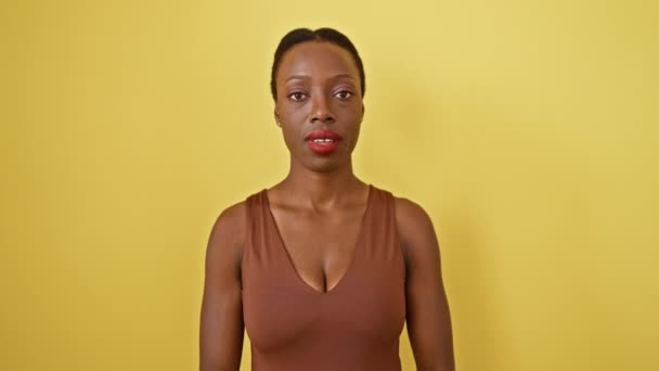 Afrikansk Amerikansk Kvinnas Förvånade Ansikte Med Öppen Mun Chock Och — Stockvideo