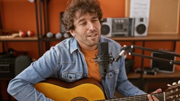 Ein Hübscher Junger Hispanischer Mann Spielt Gitarre Und Singt Einem — Stockvideo