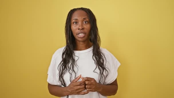 Mujer Afroamericana Con Pelo Rizado Pie Sobre Fondo Amarillo Liso — Vídeo de stock