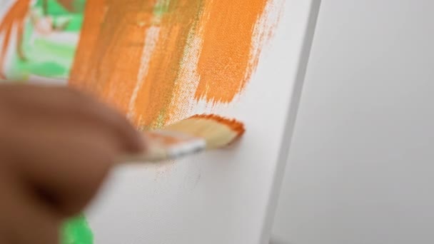 Close Male Artist Painting Abstrak Art Piece Canvas Bright Studio — Stok Video