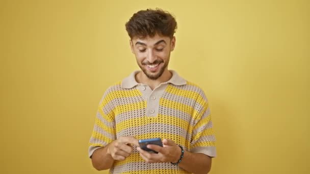 Jovem Árabe Homem Usando Smartphone Fazendo Polegar Para Cima Gesto — Vídeo de Stock