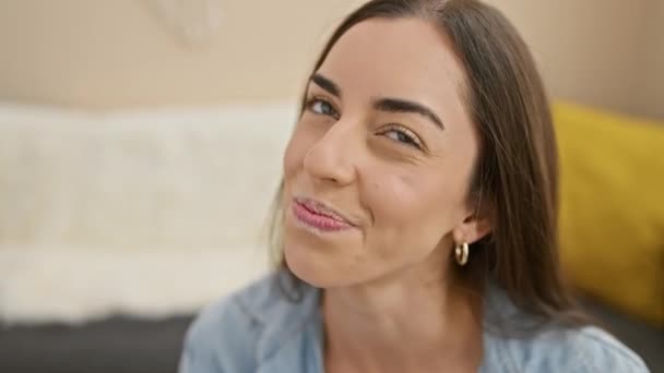 Jovem Bela Mulher Hispânica Sentada Sofá Sorrindo Pensamento Confiante Casa — Vídeo de Stock