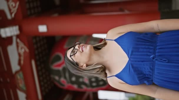 Neşeli Güzel Gözlüklü Spanyol Bir Kadın Görkemli Senso Tapınağını Zevkle — Stok video