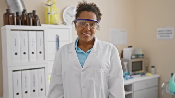 Jovem Cientista Afro Americana Alegre Óculos Segurança Excelente Sinal Com — Vídeo de Stock