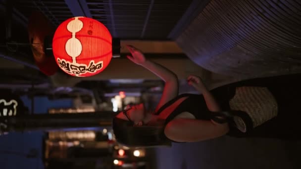 Веселая Латиноамериканка Носит Очки Улицах Киото Увлекаясь Богатой Азиатской Культурой — стоковое видео