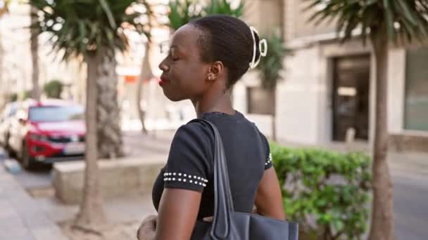 Радостная Африканская Американка Стоящая Руками Скрещенными Городской Улице Демонстрируя Красивое — стоковое видео