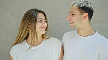 Güzel bir çift gülümsüyor. Birbirlerine bakıyorlar.