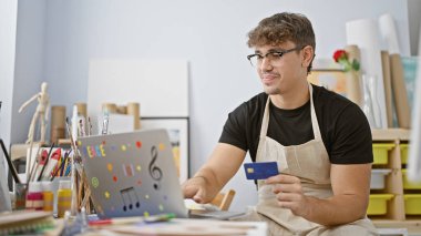 Kendine güveni tam bir İspanyol asıllı, gülümseyen bir sanatçı. Heyecan verici bir şekilde çevrimiçi yatırımlar yapıyor. İçerideki canlı stüdyoda dizüstü bilgisayarında.