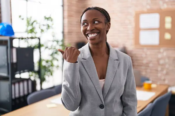 Africano Americano Mulher Escritório Sorrindo Com Cara Feliz Olhando Apontando — Fotografia de Stock