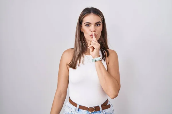Hispanic Young Woman Standing White Background Asking Quiet Finger Lips — Stock Photo, Image
