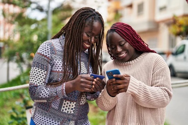 African American Women Friends Using Smartphone Credit Card Street — Stock Photo, Image