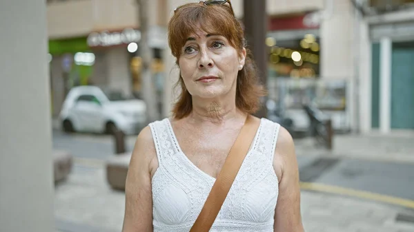 Una Mujer Madura Encuentra Pensativamente Una Calle Ciudad Con Tiendas — Foto de Stock