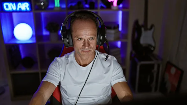 Schöner Mann Mittleren Alters Der Nachts Videospiele Streamt Sitzt Konzentriert — Stockfoto