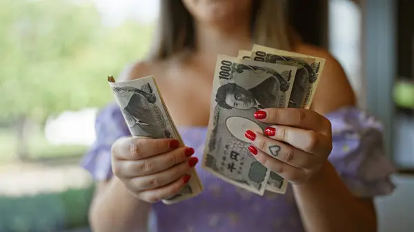 Une Jeune Femme Caucasienne Avisée Compte Ses Billets Banque Yen — Photo