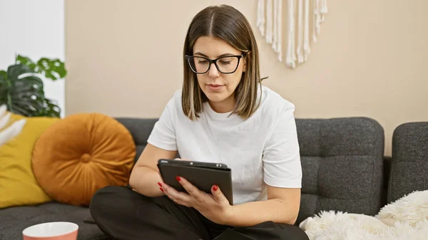 Spanierin Liest Tablet Auf Couch Modernem Wohnzimmer Und Präsentiert Freizeit — Stockfoto