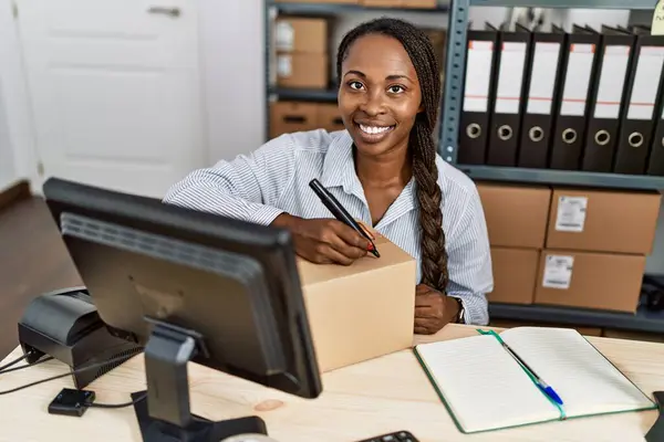Afroamerikanerin Commerce Kauffrau Schreibt Büro Computer Auf Paket — Stockfoto