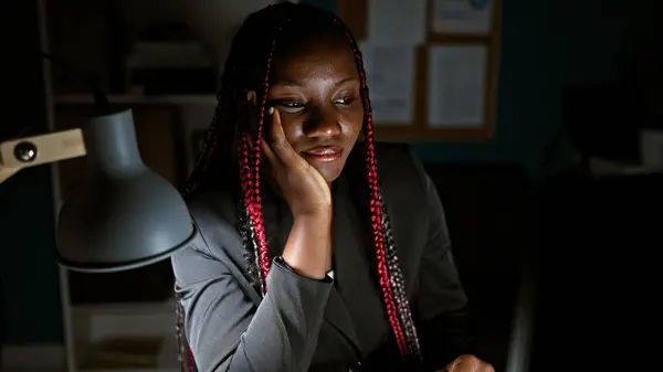 Surmenée Épuisée Belle Afro Américaine Continue Travailler Dur Bureau Patronne — Photo