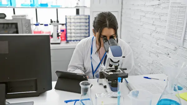 Latynoska Kobieta Naukowiec Pomocą Mikroskopu Warunkach Laboratoryjnych — Zdjęcie stockowe