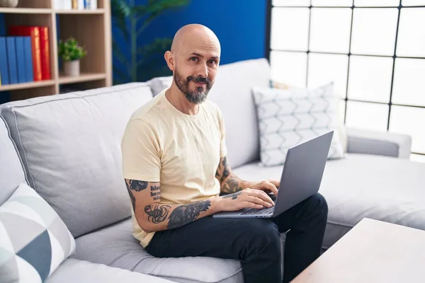 Young Bald Man Using Laptop Sitting Sofa Home — Stock Photo, Image
